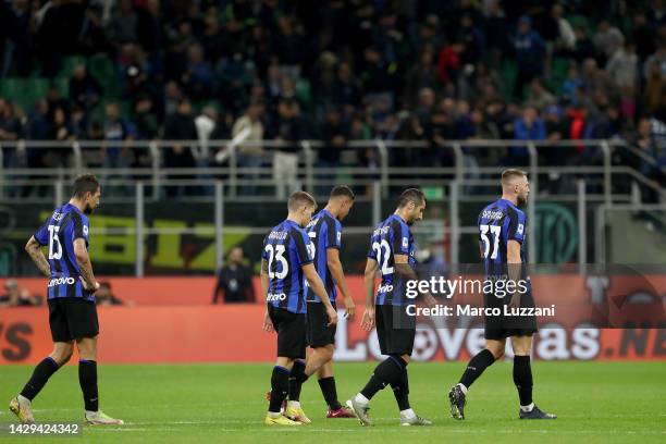 Players of FC Internazionale look dejected following their sides defeat in the Serie A match between FC Internazionale and AS Roma at Stadio Giuseppe...