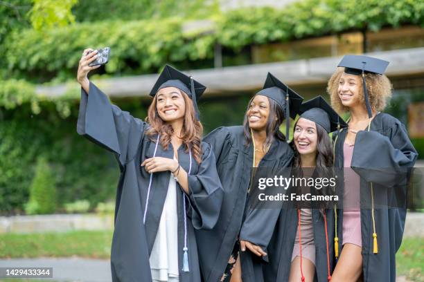 university graduation selfie - laatstejaars high school stockfoto's en -beelden