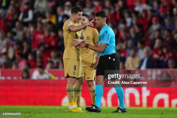 Robert Lewandowski of FC Barcelona argues with referee Jesus Gil Manzano during the LaLiga Santander match between RCD Mallorca and FC Barcelona at...