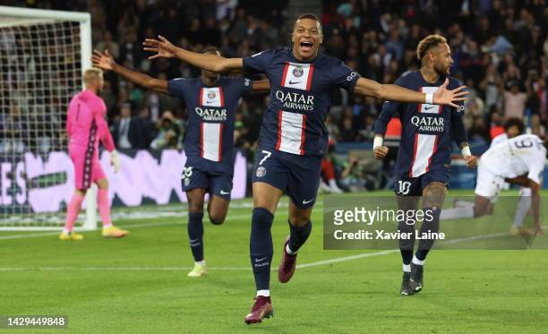 Kylian Mbappe of Paris Saint-Germain celebrate his goal with Neymar Jr during the Ligue 1 match between Paris Saint-Germain and OGC Nice at Parc des...
