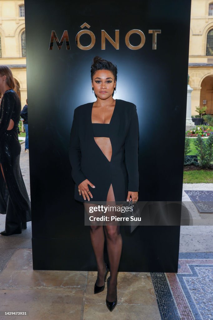 Monot : Front Row - Paris Fashion Week - Womenswear Spring/Summer 2023