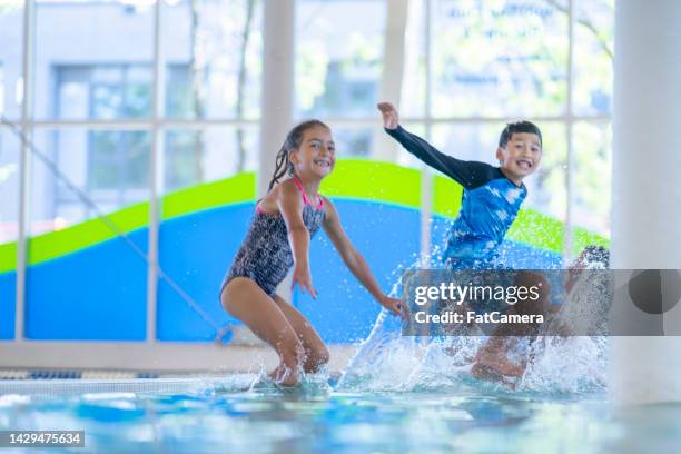 springen sie in den pool - hallenbad stock-fotos und bilder