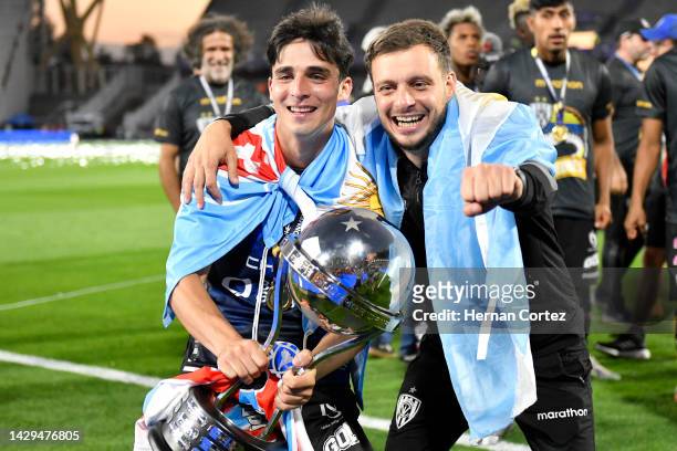 Lorenzo Faravelli and head coach Martín Anselmi of Independiente del Valle celebrate with the trophy after winning the Copa CONMEBOL Sudamericana...