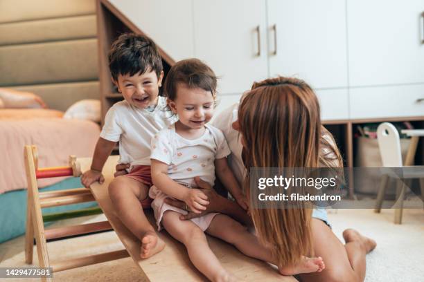 madre che gioca con i più piccoli - montessori foto e immagini stock