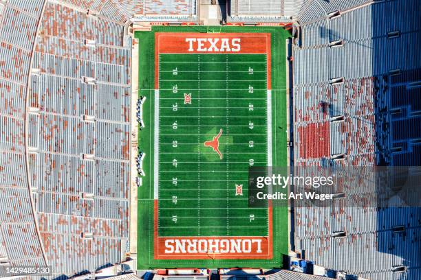 darrell k royal - texas memorial stadium antenne - american football mannschaft texas longhorns stock-fotos und bilder