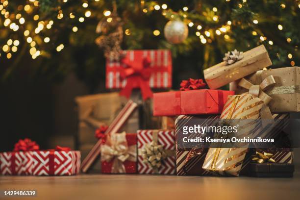 presents and gifts under christmas tree, winter holiday concept - legno di pino foto e immagini stock