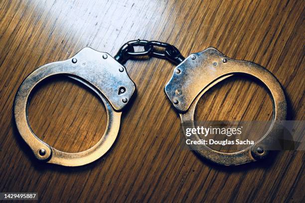 handcuffs for prisoner restraints - cuff bracelet photos et images de collection