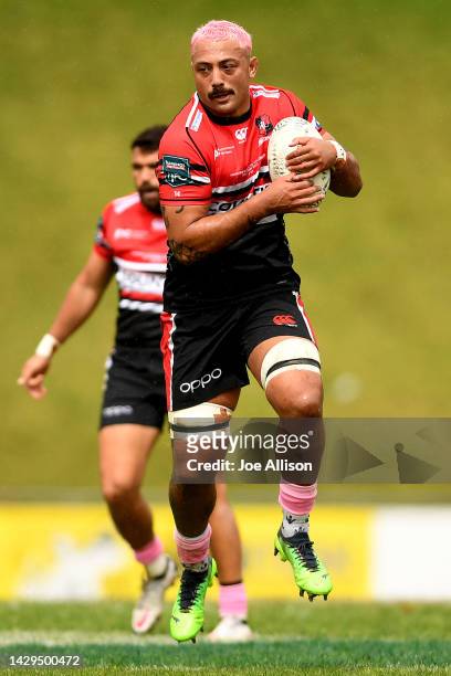Samuel Slade of Counties Manukau charges forward during the round nine Bunnings NPC match between Counties Manukau and Wellington at Navigation Homes...