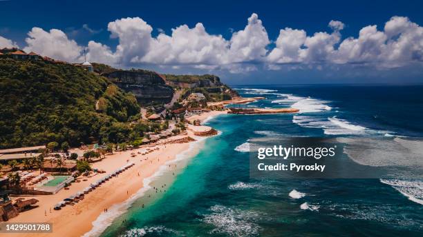 melasti, playa de arena blanca en bali, indonesia. - melasti fotografías e imágenes de stock