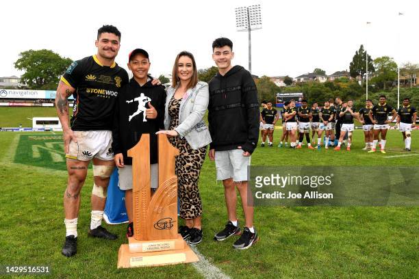 Du'plessis Kirifi, Brayley Lomu, Nadene Quirk and Dhyreille Lomu pose for a photo with the Jonah Tali Lomu memorial trophy during the round nine...