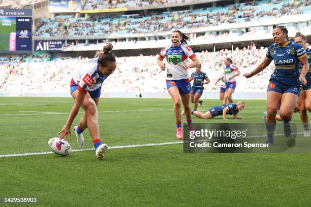 Kiana Takairangi of the Knights scores a try with team mates during the NRLW Grand Final match between Newcastle Knights and Parramatta Eels at Accor...