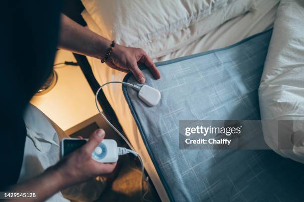 using electric blanket in winter during energy crisis - electric blanket stockfoto's en -beelden