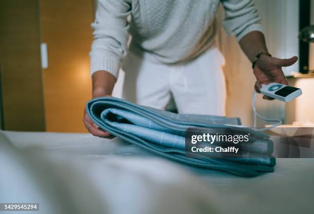 using electric blanket in winter during energy crisis - electric blanket stockfoto's en -beelden