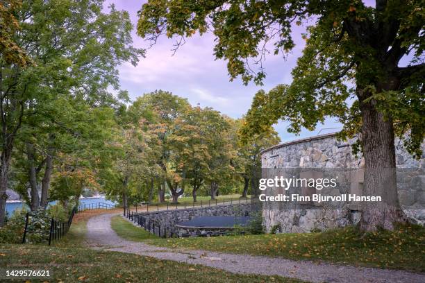 road at oscarsborg fortress in norway - finn bjurvoll - fotografias e filmes do acervo