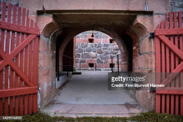 entance to oscarsborg fortress in norway - finn bjurvoll stock pictures, royalty-free photos & images