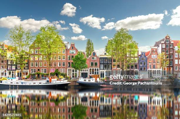 amsterdam architecture and reflections on the canal - amsterdam canal stockfoto's en -beelden