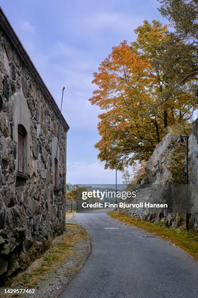 narrow road at oscarsborg fortress in norway - finn bjurvoll stockfoto's en -beelden