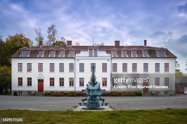 main buliding at oscarsborg fortress in norway - finn bjurvoll stock pictures, royalty-free photos & images