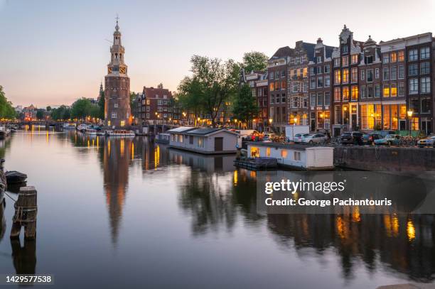 canal in amsterdam, holland at dusk - amsterdam sunrise stockfoto's en -beelden