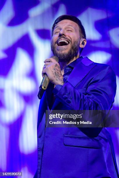 Noel Schajris of Sin Bandera performing during a concert at Arena Ciudad de Mexico on October 1, 2022 in Mexico City, Mexico.