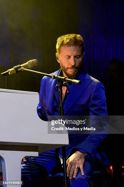 Noel Schajris of Sin Bandera performing during a concert at Arena Ciudad de Mexico on October 1, 2022 in Mexico City, Mexico.