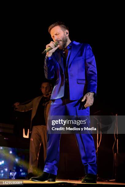 Noel Schajris of Sin Bandera performing during a concert at Arena Ciudad de Mexico on October 1, 2022 in Mexico City, Mexico.