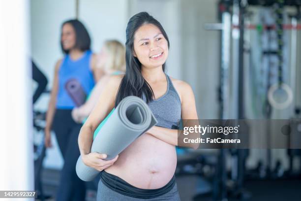 retrato de una entusiasta del yoga embarazada - belly dancer fotografías e imágenes de stock