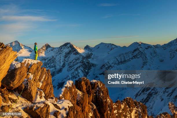 um homem no topo de uma montanha olhando para a vista - só um adulto de idade mediana - fotografias e filmes do acervo