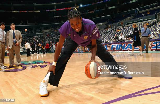 Lisa Leslie of the Los Angeles Sparks stretches before Game two of the 2002 WNBA Finals against the New York Liberty on August 31, 2002 at Staples...