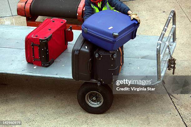 baggage handler - melbourne airport stock-fotos und bilder