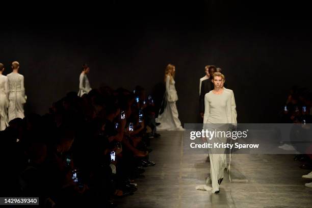 Models walk the runway during the Ann Demeulemeester Womenswear Spring/Summer 2023 show as part of Paris Fashion Week on October 01, 2022 in Paris,...