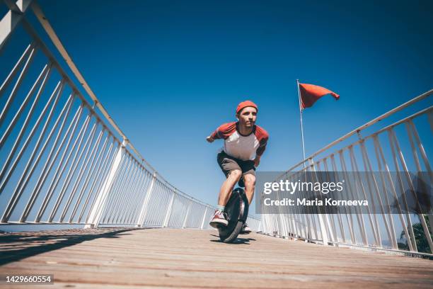 man riding electric unicycle. - mobility scooter photos et images de collection