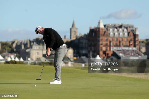 Ryan Fox of New Zealand putts on the 15th green on Day Four of the Alfred Dunhill Links Championship on the Old Course St. Andrews on October 02,...