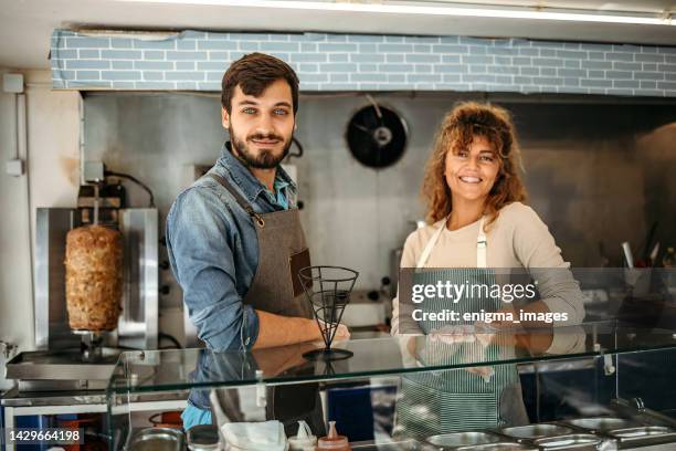 zwei personen arbeiten in imbisswagen - kebab stock-fotos und bilder