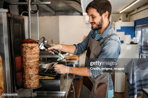 fast-food-arbeiter - shawarma stock-fotos und bilder
