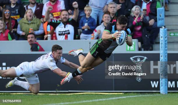 Cadan Murley of Harlequins goes past Fraser Dingwall as he dives in to score their fifth try desduring the Gallagher Premiership Rugby match between...