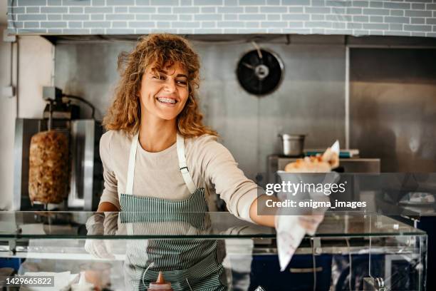 frau arbeitet in einem fast-food-laden - döner stock-fotos und bilder