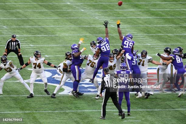 Wil Lutz of the New Orleans Saints misses a 61 yard field goal in the fourth quarter during the NFL match between Minnesota Vikings and New Orleans...