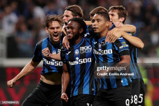 Ademola Lookman of Atalanta celebrates their sides first goal with team mates during the Serie A match between Atalanta BC and ACF Fiorentina at...