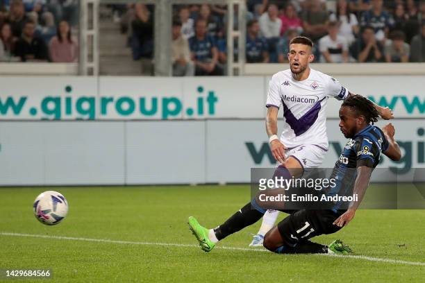 Ademola Lookman of Atalanta scores their sides first goal during the Serie A match between Atalanta BC and ACF Fiorentina at Gewiss Stadium on...
