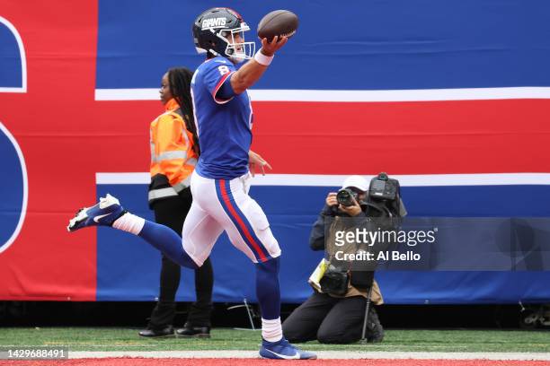 Daniel Jones of the New York Giants celebrates his touchdown in the first quarter of the game against the Chicago Bears at MetLife Stadium on October...