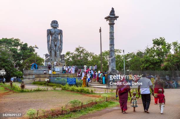 pilgrims walk towards the bahubali (gomateshwara) statue at ratnagiri hill. - digambara stock-fotos und bilder