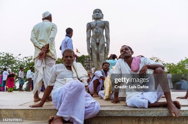 pilgrims next to the bahubali (gomateshwara) statue at ratnagiri hill. - digambara stockfoto's en -beelden