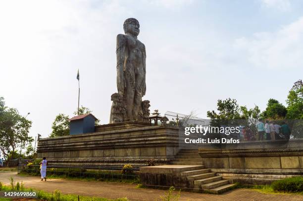 lord bahubali (gomateshwara) statue at ratnagiri hill. - digambara stockfoto's en -beelden