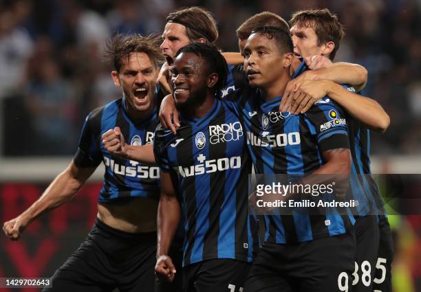Ademola Lookman of Atalanta celebrates their sides first goal with team mates during the Serie A match between Atalanta BC and ACF Fiorentina at...