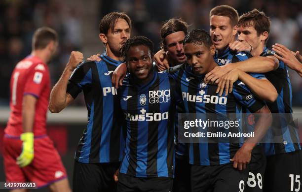 Ademola Lookman of Atalanta celebrates their sides first goal with team mates during the Serie A match between Atalanta BC and ACF Fiorentina at...