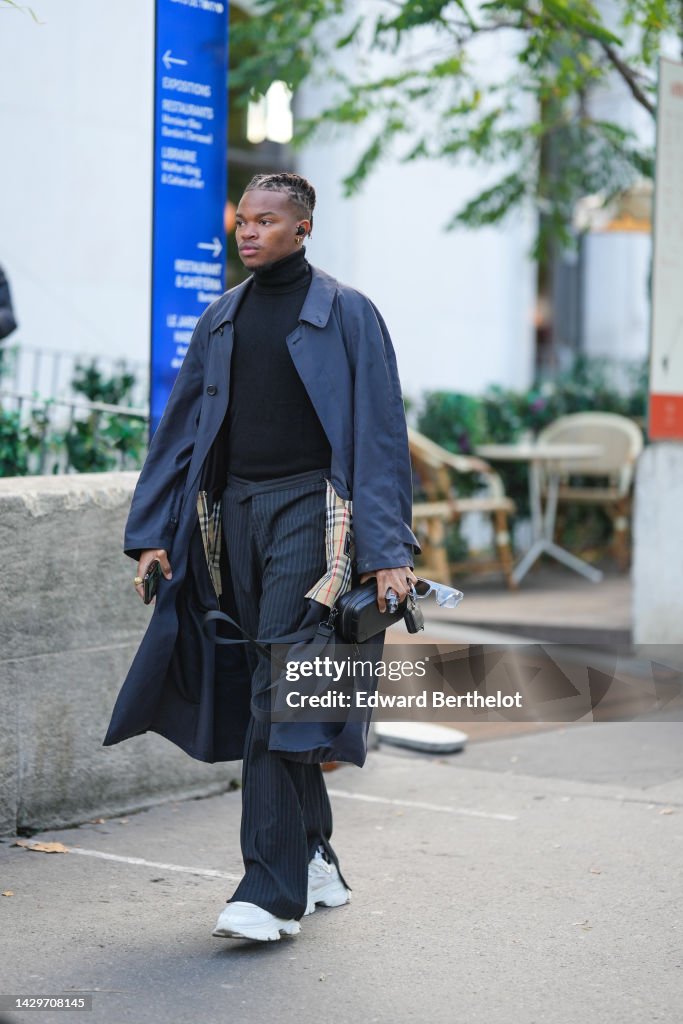 Street Style - Paris Fashion Week - Womenswear Spring/Summer 2023 : Day Three