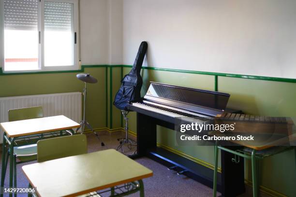 some instruments into a school music classroom - instrumento de tecla - fotografias e filmes do acervo