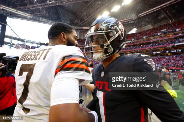 Jacoby Brissett of the Cleveland Browns and Marcus Mariota of the Atlanta Falcons hug after the game on the field at Mercedes-Benz Stadium on October...