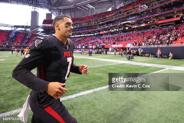 Marcus Mariota of the Atlanta Falcons runs off the field after the game against the Cleveland Browns at Mercedes-Benz Stadium on October 02, 2022 in...
